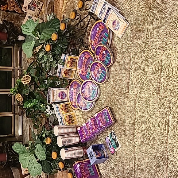 Amscan "Queen of the Hill" Adult Female Birthday Celebration Paperware 414 pcs - Picture 3 of 14